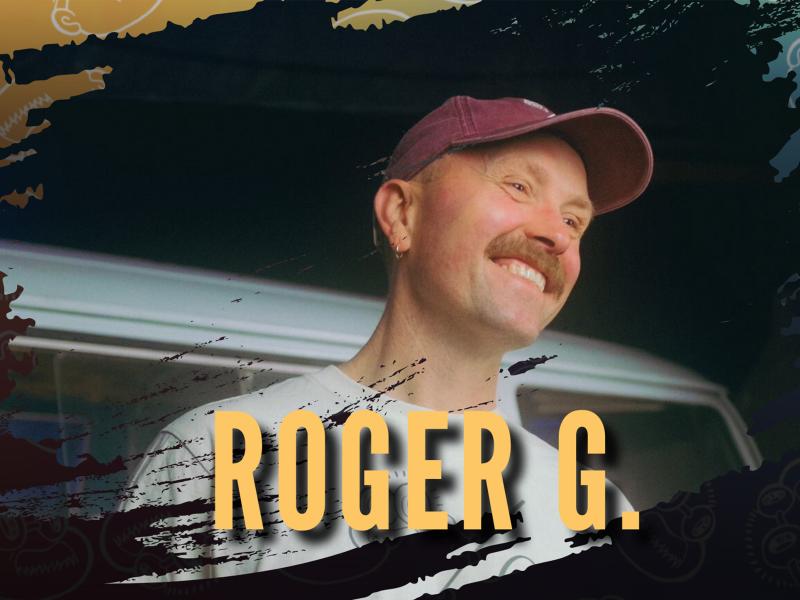 Der Comedian Roger G. in einem weißen T-Shirt mit einer roten Cap auf