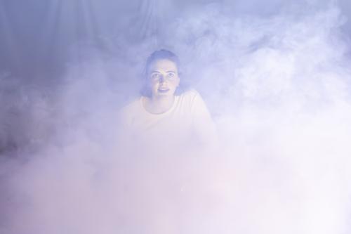 Im dichten Nebel ist Victoria Krafts Oberkörper und Kopf zu erkennen. Sie blickt starr geradeaus, ihr Mund ist leicht geöffnet.