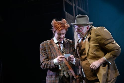 Jan-Peter Kampwirth hält einen kleinen Zettel in den Händen, auf den er hinunterblickt. Dicht neben ihm steht Yorck Dippe und schaut ebenfalls auf den Zettel. Beide haben den Mund leicht geöffnet.