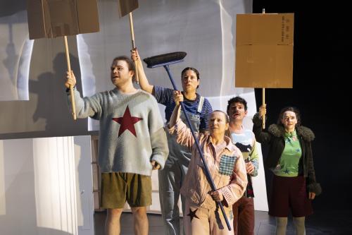 Parsa Yaghoubi Pour, Christine Ochsenhofer, Anastasia Lara Heller, Silvio Kretschmer und Victoria Kraft stehen als Gruppe zusammen. Während Christine einen Besen in die Luft hält, halten Parsa, Anastasia und Victoria Pappschilder in die Höhe. Sie blicken alle starr in eine Richtung und haben die Münder geöffnet.