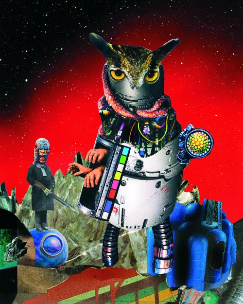 Die Collage zeigt eine große und eine kleine Figur. Die Große hat einen Körper, der an einen weißen Roboter erinnert, auf dem Kopf thront ein Eulenkopf und Tentakeln um den Hals. Aus der Körpermitte ragen drei Hände. Die kleine Gestalt hat einen überdimensional großen Kopf aus Metall, darunter zeigt sich ein gelbes Gesicht und einen roten offenen Mund. Sie hält ein Schwert in der Hand. 