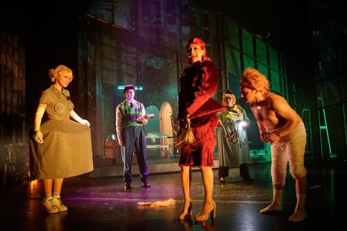 Ankündigungsfoto »Hundeherz«; zu sehen sind Sandra Gerling, Maximilian David Scheidt, Angelika Richter, Bettina Stucky, Oscar Olivo