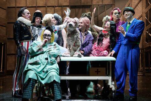 Ankündigungsfoto »Hundeherz«; zu sehen ist das gesamte Ensemble