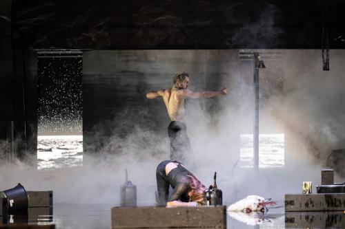 Ankündigungsfoto »Fremde Sonne I: III Die Argonauten«; zu sehen ist Mirco Kreibich und eine andere, unerkennbare Person.