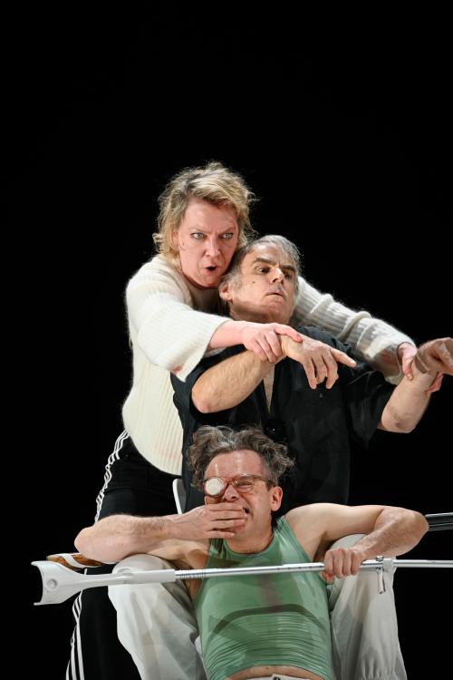 Ankündigungsfoto »Fremde Sonne II: Medea in Kolchis«; zu sehen sind Lina Beckmann, Wolfram Koch und Kristof Van Boven.