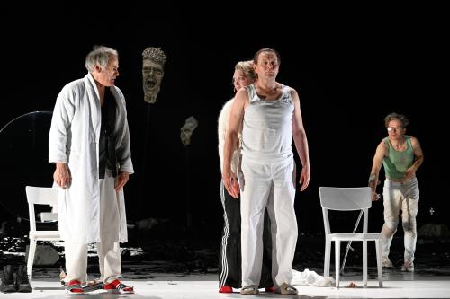 Ankündigungsfoto »Fremde Sonne II: Medea in Kolchis«; zu sehen sind Wolfram Koch, Lina Beckmann, Devid Striesow und Kristof Van Boven.