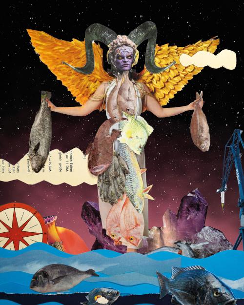 Die Collage zeigt eine Figur, die aus Fischen besteht, einen lila Kopf hat, zwei Hörner und zwei goldene Flügel trägt. In beiden ausgestreckten Händen trägt sie ebenfalls zwei Fische. Die Gestalt ragt aus lila Edelsteinen hervor, die wiederum aus blauen Wellen hervorragen. Links sieht man einen Kompass, rechts im Bild einen Krahn. Der Hintergrund ist dunkel mit weißen Punkten übersäht.