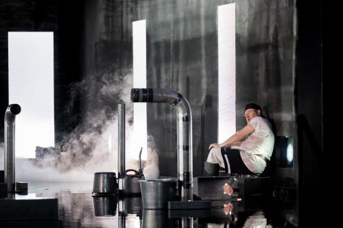 Ankündigungsfoto »Fremde Sonne I: III Die Argonauten«; zu sehen ist Bjarne Mädel.