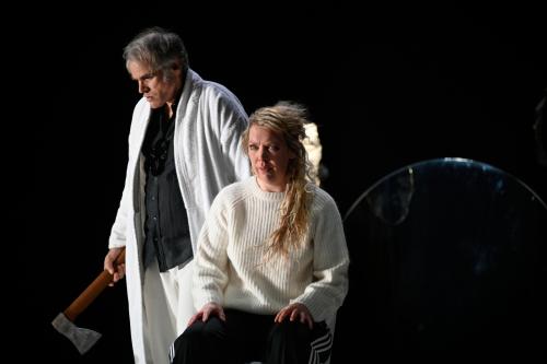 Ankündigungsfoto »Fremde Sonne II: Medea in Kolchis«; zu sehen sind Wolfram Koch und Lina Beckmann.