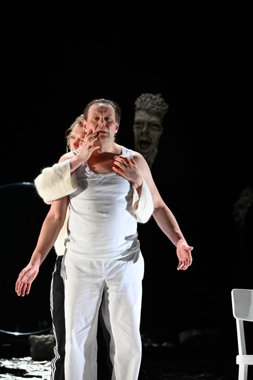 Ankündigungsfoto »Fremde Sonne II: Medea in Kolchis«; zu sehen sind Lina Beckmann und Devid Striesow.