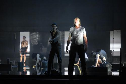 Ankündigungsfoto »Fremde Sonne I: III Die Argonauten«; zu sehen sind Jan-Peter Kampwirth und Devid Striesow.