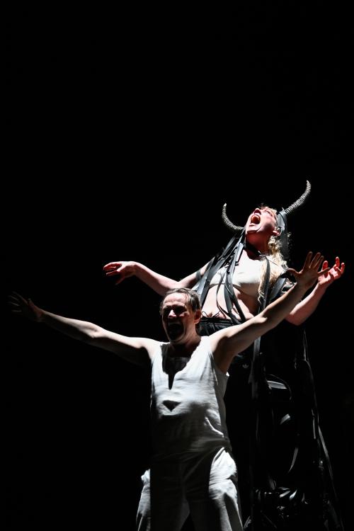 Ankündigungsfoto »Fremde Sonne II: Medea in Kolchis«; zu sehen sind Devid Striesow und Lina Beckmann.