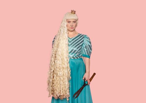 Zu sehen ist Christine Ochsenhofer mit langen blonden Locken und einem türkisen Kleid und einer Krone auf dem Kopf.