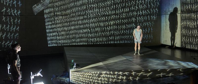 Eine Frau flieht vor einer Nachricht / Matthias Horn