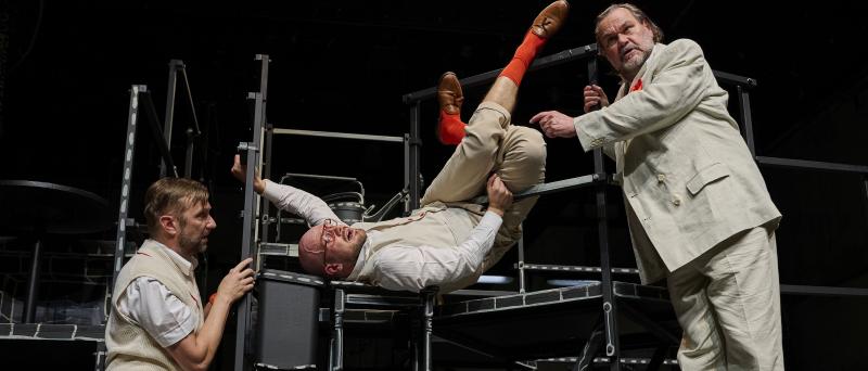 Szenenfoto: Jan Thümer, Matti Krause, Markus John in „Der eigene Tod” im MalerSaal / Deutsches SchauSpielHaus Hamburg © Maris Eufinger