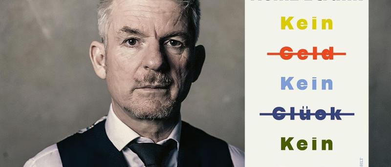 Heinz Strunk mit Buchcover "Kein Geld Kein Glück Kein Sprit"