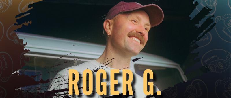 Der Comedian Roger G. in einem weißen T-Shirt mit einer roten Cap auf