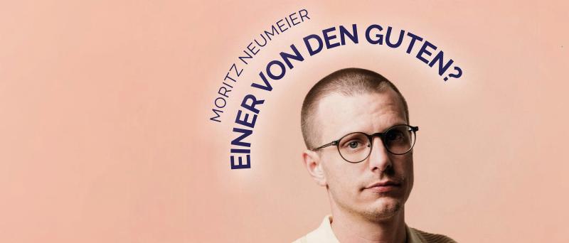 Moritz Neumeier ist bis zur Brust vor einem rosafarbenen Hintergrund stehend zu sehen. Er trägt ein beiges Hemd und eine runde Brille. Der Schriftzug "Moritz Neumeier - Einer von den Guten?" ist kreisförmig um seinen Kopf arrangiert.