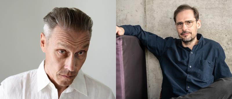 Links ist Farin Urlaub vor einem neutralen Hintergrund zu sehen. Er trägt ein weißes Hemd und kurze graue Haare. Er schaut in die Kamera. Auf der rechten Seite ist Jochen Schliemann zu sehen. Er sitzt auf einer lilafarbenen Couch vor einem neutralen Hintergrund. Er trägt ein dunkelblaues Hemd, eine dunkle Brille und kurze, braune Haare.