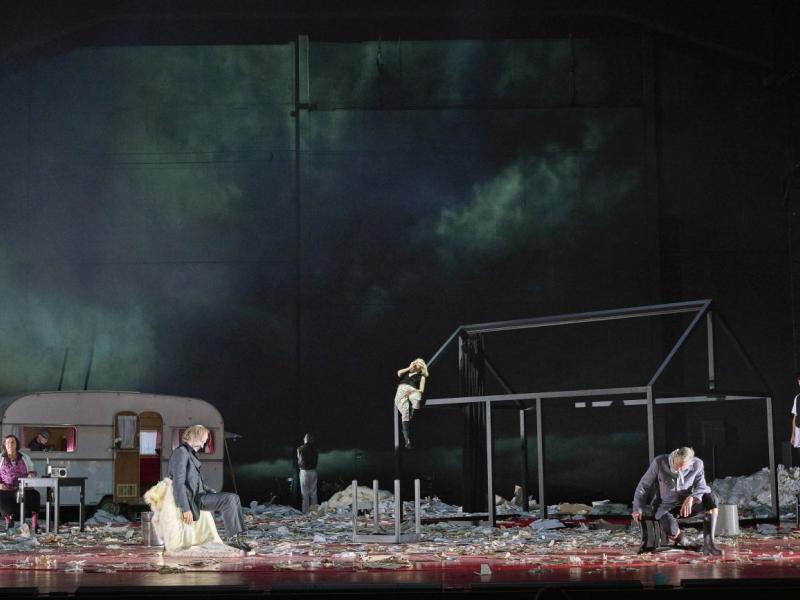 Deutsches SchauSpielHaus Hamburg, Szenenfoto »Herr Puntila und sein Knecht Matti« (Regie: Karin Beier / Bühne: Johannes Schütz) Josef Ostendorf, Joachim Meyerhoff, Kristof Van Boven, Lilith Stangenberg, Michael Wittenborn, Maximilian Scheidt (im Wohnwagen Jakob Neubauer) 