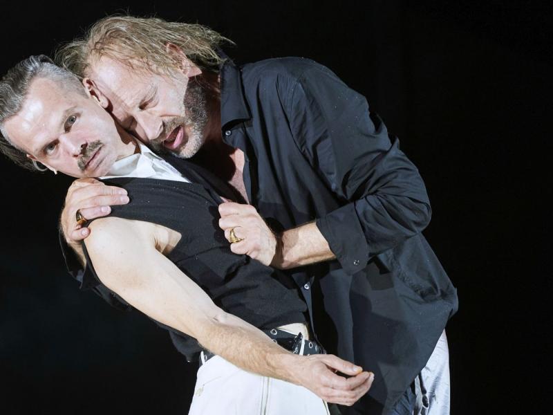 3.	Deutsches SchauSpielHaus Hamburg, Szenenfoto »Herr Puntila und sein Knecht Matti« (Regie: Karin Beier / Bühne: Johannes Schütz) Kristof Van Boven, Lilith Stangenberg, Josef Ostendorf