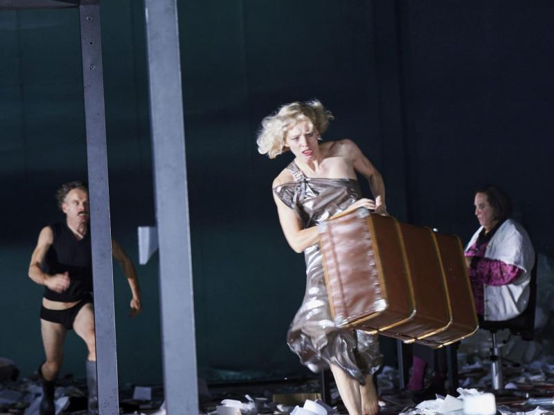 3.	Deutsches SchauSpielHaus Hamburg, Szenenfoto »Herr Puntila und sein Knecht Matti« (Regie: Karin Beier / Bühne: Johannes Schütz) Kristof Van Boven, Lilith Stangenberg, Josef Ostendorf
