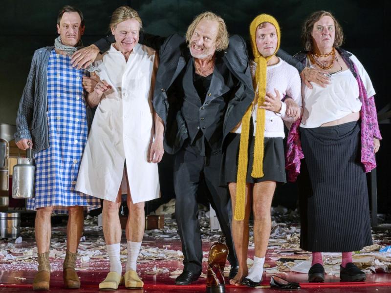 4.	Deutsches SchauSpielHaus Hamburg, Szenenfoto »Herr Puntila und sein Knecht Matti« (Regie: Karin Beier / Bühne: Johannes Schütz)  Jan-Peter Kampwirth, Michael Wittenborn, Joachim Meyerhoff, Maximilian Scheidt, Josef Ostendorf