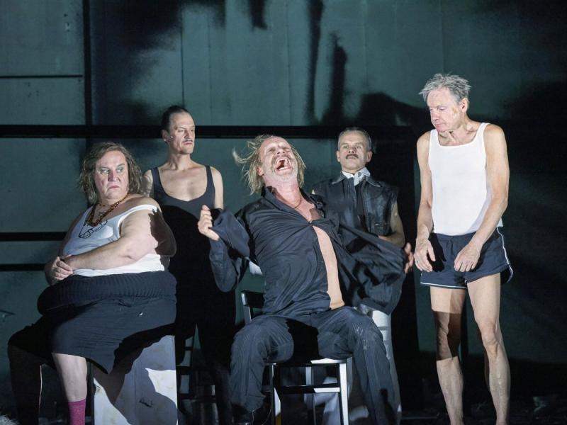 5. Deutsches SchauSpielHaus Hamburg, Szenenfoto »Herr Puntila und sein Knecht Matti« (Regie: Karin Beier / Bühne: Johannes Schütz) )Josef Ostendorf, Jan-Peter Kampwirth, Joachim Meyerhoff, Kristof Van Boven, Michael Wittenborn