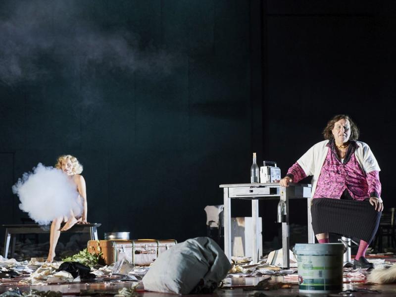 7.	Deutsches SchauSpielHaus Hamburg, Szenenfoto »Herr Puntila und sein Knecht Matti« (Regie: Karin Beier / Bühne: Johannes Schütz) Lilith Stangenberg, Josef Ostendorf