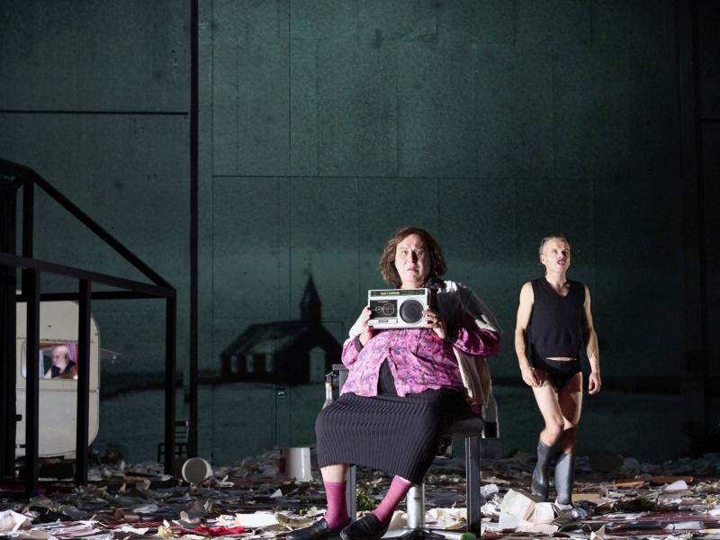9.	Deutsches SchauSpielHaus Hamburg, Szenenfoto »Herr Puntila und sein Knecht Matti« (Regie: Karin Beier / Bühne: Johannes Schütz)  Josef Ostendorf, Kristof Van Boven (im Wohnwagen: Vlatko Kučan)