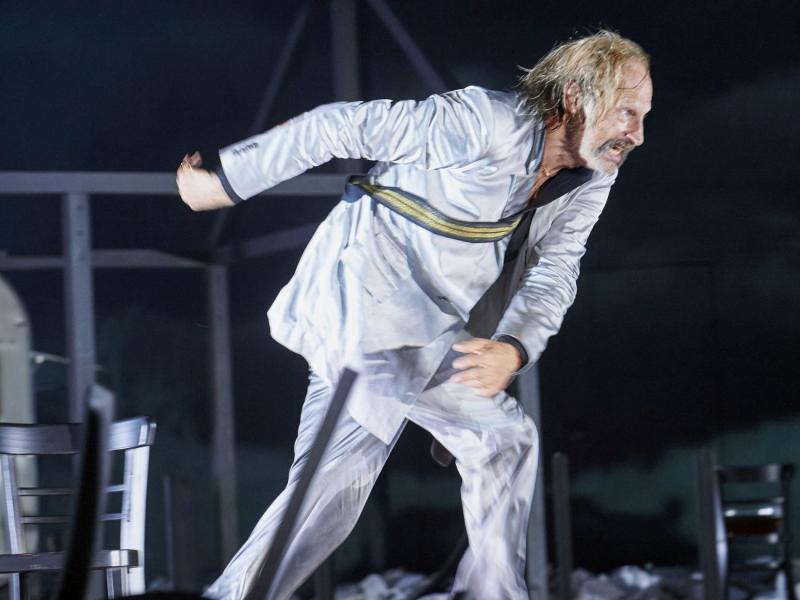 12.	Deutsches SchauSpielHaus Hamburg, Szenenfoto »Herr Puntila und sein Knecht Matti« (Regie: Karin Beier / Bühne: Johannes Schütz) Joachim Meyerhoff 