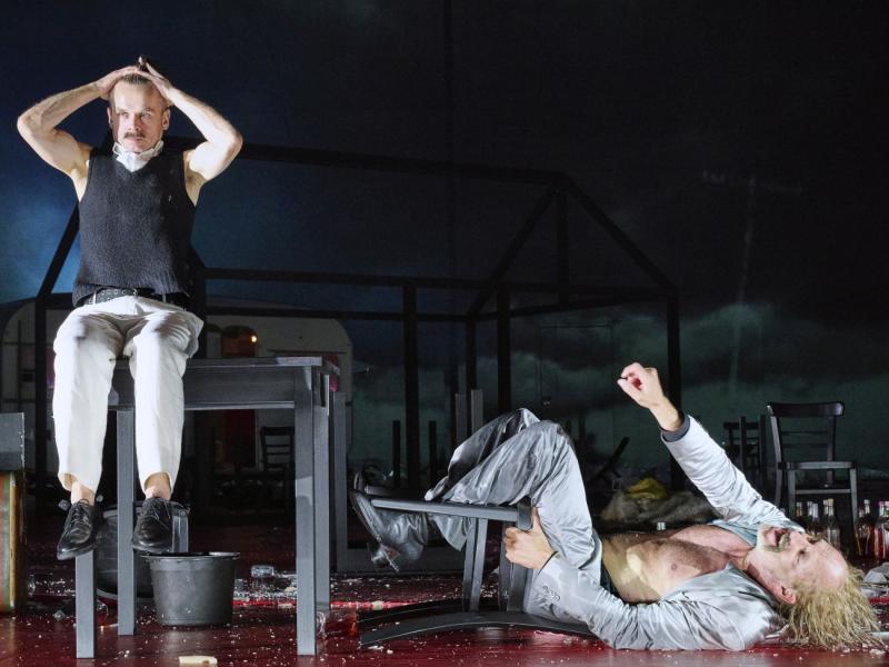 13.	Deutsches SchauSpielHaus Hamburg, Szenenfoto »Herr Puntila und sein Knecht Matti« (Regie: Karin Beier / Bühne: Johannes Schütz) Kristof Van Boven, Joachim Meyerhoff