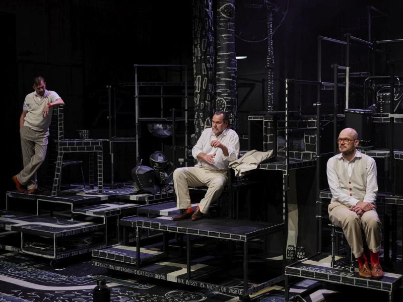 Szenenfoto: Jan Thümer, Markus John, Matti Krause in „Der eigene Tod” im MalerSaal / Deutsches SchauSpielHaus Hamburg © Maris Eufinger