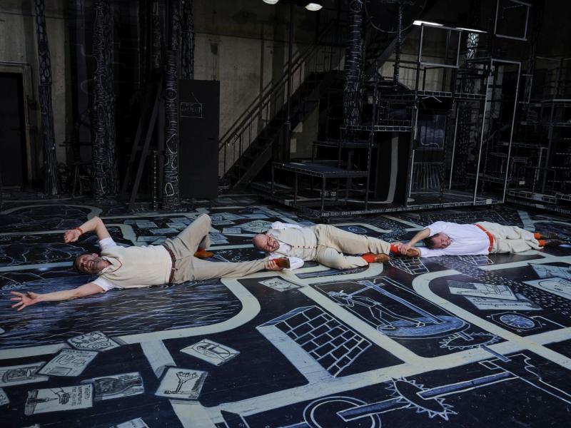 Szenenfoto: Jan Thümer, Matti Krause, Markus John in „Der eigene Tod” im MalerSaal / Deutsches SchauSpielHaus Hamburg © Maris Eufinger