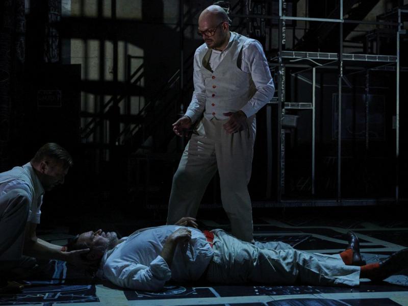 Szenenfoto: Jan Thümer, Markus John, Matti Krause in „Der eigene Tod” im MalerSaal / Deutsches SchauSpielHaus Hamburg © Maris Eufinger
