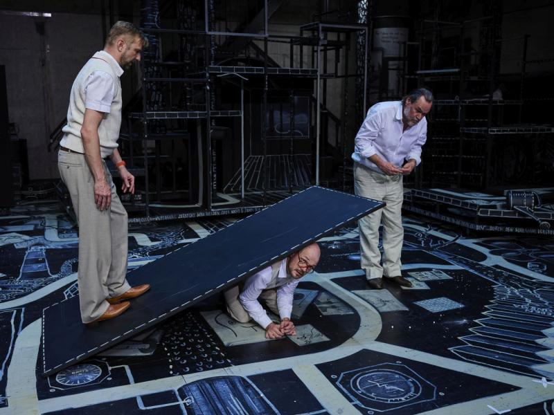 Szenenfoto: Jan Thümer, Matti Krause, Markus John in „Der eigene Tod” im MalerSaal / Deutsches SchauSpielHaus Hamburg © Maris Eufinger