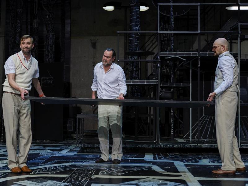 Szenenfoto: Jan Thümer, Markus John, Matti Krause in „Der eigene Tod” im MalerSaal / Deutsches SchauSpielHaus Hamburg © Maris Eufinger