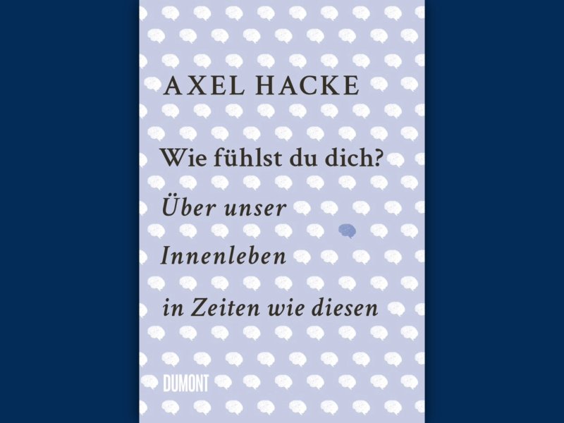 Ein Buchcover des Autors Axel Hacke. Der Titel "Wie fühlst du dich? Über unser Innenleben in Zeiten wie diesen" steht in schwarz auf fliederfarbenem Hintergrund. Durch herum sind lauter kleine weiße Sprechblasen zu sehen.