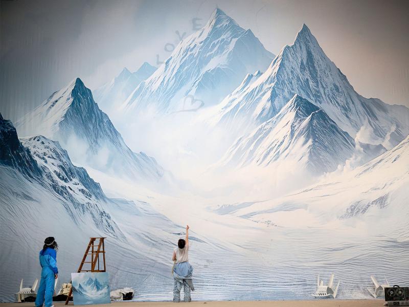 Bühnensituation. Ein bildfüllender Vorhang mit dem Gemälde eines schneebedeckten Bergpanoramas. Eine Person mit einem halb geöffneten grauen Ganzkörperanzug steht mit dem Gesicht zum Vorhang und streckt eine Hand in die Höhe. Eine weitere Person steht etwas entfernt und schaut sie an. An einer Holzleiter lehnt eine kleinere Version des Gemäldes.