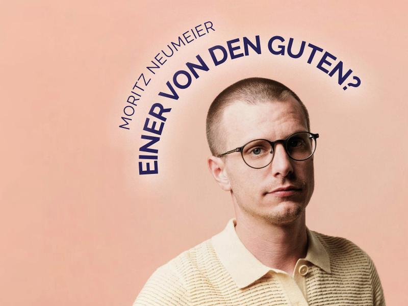 Moritz Neumeier ist bis zur Brust vor einem rosafarbenen Hintergrund stehend zu sehen. Er trägt ein beiges Hemd und eine runde Brille. Der Schriftzug "Moritz Neumeier - Einer von den Guten?" ist kreisförmig um seinen Kopf arrangiert.