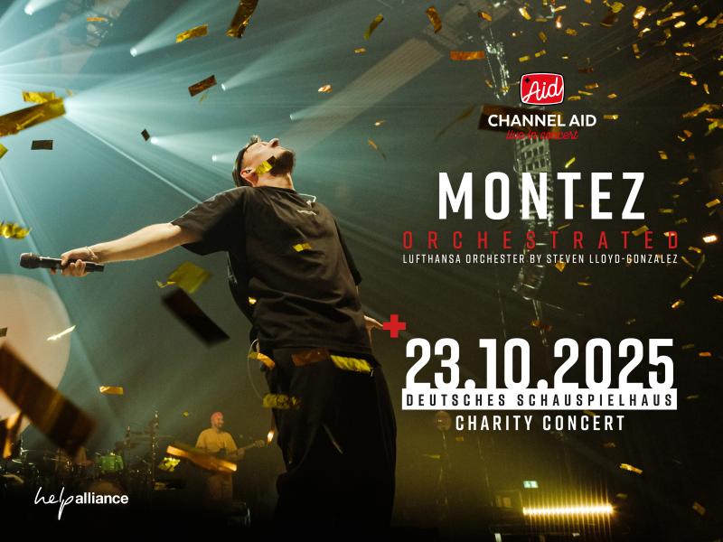 Konzertbühnensituation. Der Künstler Montez in einem schwarzen T-Shirt und schaut leicht nach oben. In der rechten Hand hält er ein Mikrofon. Im Hintergrund ist seine Band zu sehen. Goldenes Konfetti fliegt durch die Luft.