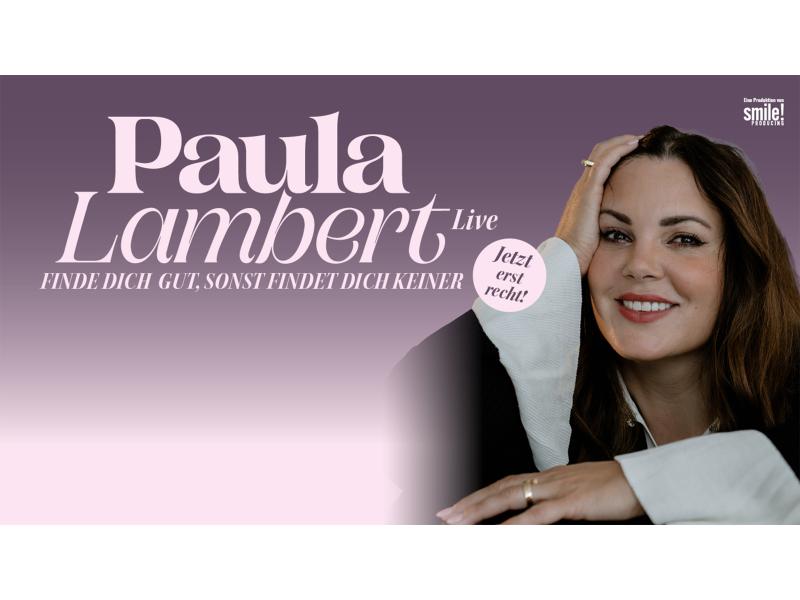 Der Schriftzug "Paula Lambert live - Finde dich gut, sonst findet dich keiner - jetzt erst recht!" in rosafarbener Schrift auf violettem Grund. Rechts daneben ein Foto von Paula Lambert. Sie stützt die rechte Hand am Kopf ab und lächelt in die Kamera. Sie trägt lange, dunkelbraune Haare, ein weißes Oberteil und darüber einen schwarzen Pullover.