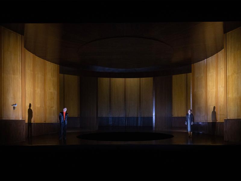 Bühnensituation. Paul Behren und Josefine Israel stehen in einem großen, holzvertäfelten Raum. In der Mitte ist ein großes schwarzes Loch. Paul Behren steht auf der linken Seite des Lochs und Josefine Israel auf der anderen Seite. Paul Behren guckt ins Publikum und Josefine Israel guckt ihn an. An einer Wand hängt eine ausgestopfte Möwe.