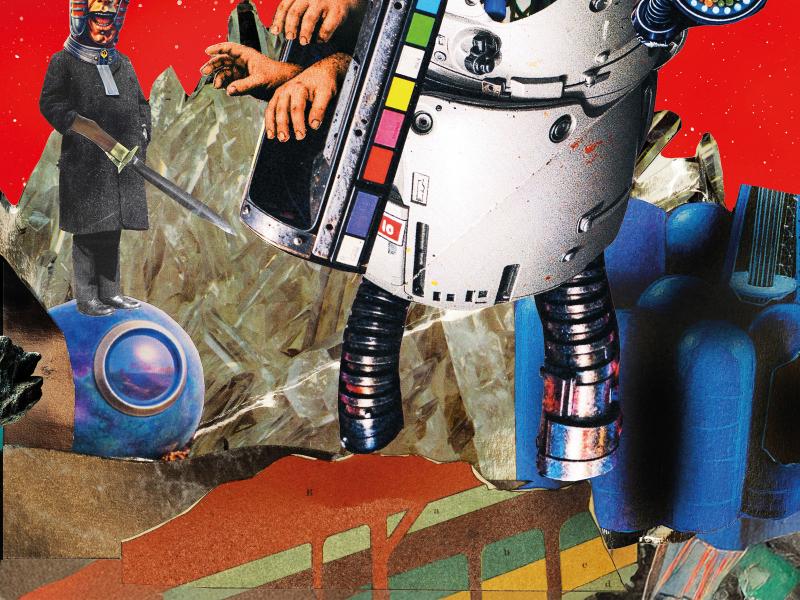 Die Collage zeigt eine große und eine kleine Figur. Die Große hat einen Körper, der an einen weißen Roboter erinnert, auf dem Kopf thront ein Eulenkopf und Tentakeln um den Hals. Aus der Körpermitte ragen drei Hände. Die kleine Gestalt hat einen überdimensional großen Kopf aus Metall, darunter zeigt sich ein gelbes Gesicht und einen roten offenen Mund. Sie hält ein Schwert in der Hand. 