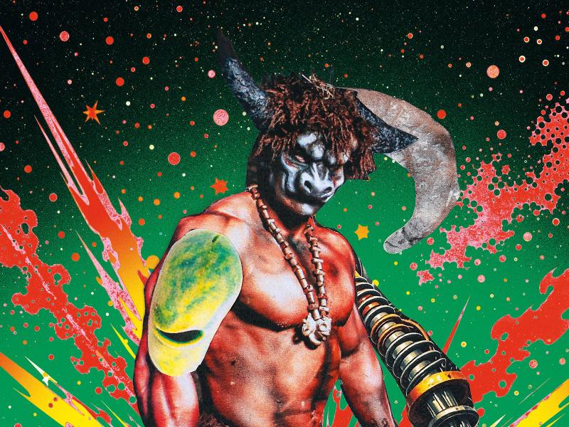 Die Collage zeigt eine Figur, die viele Muskeln und wenig Kleidung hat. Auf dem Kopf thronen zwei Hörner und wuschelige Haare, das Gesicht hat etwas Animalisches und schaut grimmig. In der einen Hand trägt die Gestalt eine große Doppelaxt. Der Hintergrund ist grün, darauf erkennt man explosionsartige Grafiken in rot und gelb. 