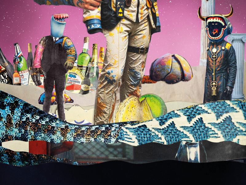 Die Collage zeigt eine große und zwei kleine Figuren. Die große Gestalt fällt durch ein breites Grinsen auf, das menschliche Zähne zeigt, darunter erkennt man ein großes Kinn. Ansonsten ist der Kopf grün und Helmartig, auf den Augen trägt es eine große Brille mit blauem Punkt in der Mitte. Über dem Kopf ragen zwei silberne Blätter empor. Am Körper trägt die Figur Uniform-ähnliche Kleidung in beige und blau mit bunten Verzierungen. Ein zusätzlicher Arm ist angewinkelt und entblößt eine tattoowierte Faust. Li