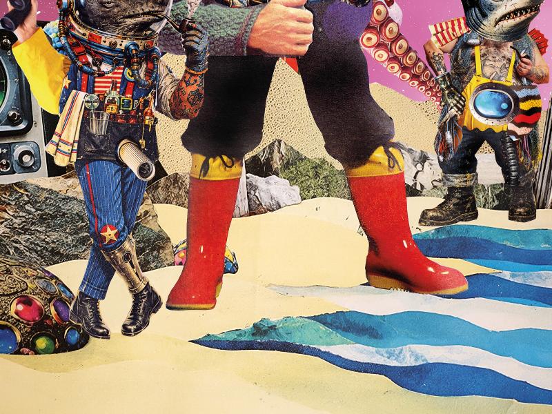 Collagen-Illustration mit einer überdimensionalen Katzenfigur im Zentrum: tätowiert, mit Mechanoarm, Cocktailglas und einem einäugigen grünen Alien-Wesen auf dem Kopf, gekleidet in roten Gummistiefeln und buntem Outfit. Flankiert wird sie von zwei skurrilen Begleitern – links eine Robbe im Astronautenhelm und Kapitänsmütze mit Radar-Gerät, rechts ein haifischköpfiges Wesen im Ringkämpfer-Dress. Der Hintergrund zeigt einen Sternenhimmel mit pinkfarbenem Nebel und eine sandige Küstenlandschaft.