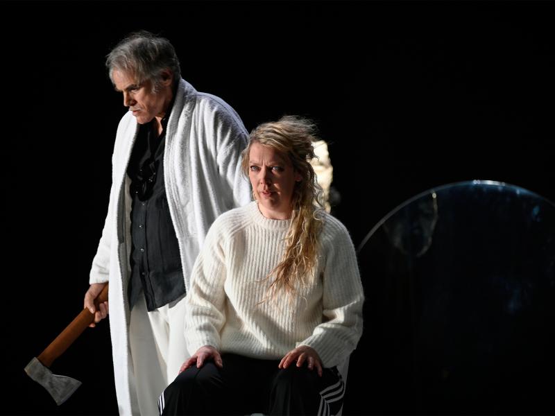 Ankündigungsfoto »Fremde Sonne II: Medea in Kolchis«; zu sehen sind Sebastian Blomberg und Lina Beckmann.