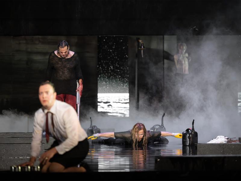 Ankündigungsfoto »Fremde Sonne I: III Die Argonauten«; zu sehen sind Maximilian David Scheidt, Markus John und Kristof Van Boven.
