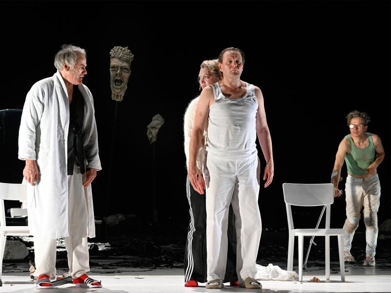 Ankündigungsfoto »Fremde Sonne II: Medea in Kolchis«; zu sehen sind Sebastian Blomberg, Lina Beckmann, Devid Striesow und Kristof Van Boven.